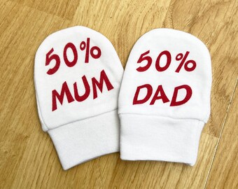 50% Mum & Dad - Baby Mittens - Newborn-3 months Baby Gift, Baby Boy, Baby Girl, Bolsa de hospital
