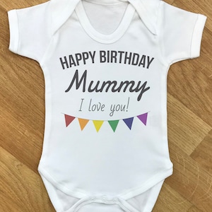 Happy Birthday Mama I love You - Baby Body, Baby Geschenk, Baby Baby Grow, Baby Body Anzug, Baby Geschenk, Baby Geschenk, Babygrow, Baby - WEIß