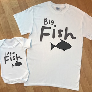 Petit poisson Big Fish - cadeau assorti pour le père et le bébé/enfant, sélection de hauts pour bébé et t-shirt pour papa - ajoutez chacun pour faire un ensemble - (vendu séparément)