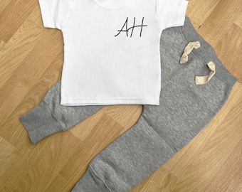 Iniciales personalizadas Joggers grises y camiseta de bebé para bebé y niño pequeño, regalo para bebés