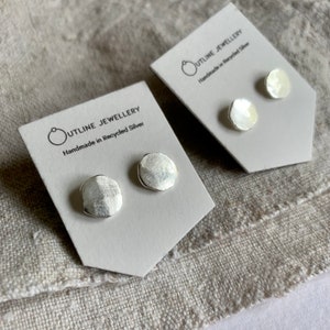 Puces d'oreilles Boulder. Finition brossée. Argent sterling 925 recyclé - Bijoux minimalistes audacieux faits main.