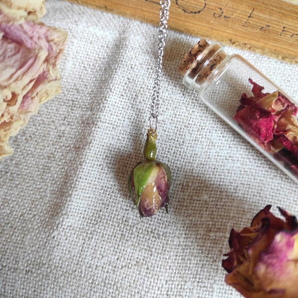 collier avec un bouton de rose séché véritable sous résine avec chaîne argentée