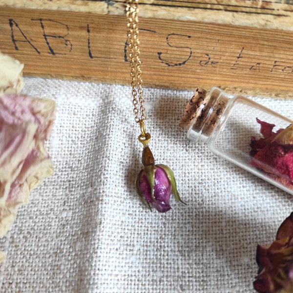 collier avec un bouton de rose séché véritable sous résine avec chaîne dorée