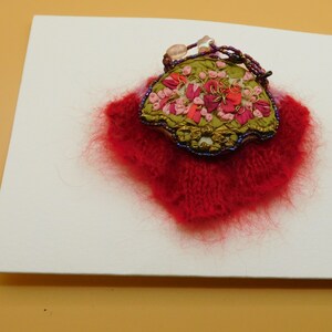 Gestrickte/Band Kunst handgemachte Valentine/Liebe Brosche auf leere Geschenkkarte w/Umschlag