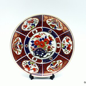 Vintage 21 cm japanischer Arita-Porzellan-dekorativer Teller mit Imari-Stildekoration, die Blumenwagen in Rot, Kobaltblau und Gold darstellt