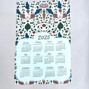 Vintage Floral 2025 Calendar Tea Towel, Tea towel Vintage floral illustration, Eco friendly gift for mom, Magnetic wooden poster hanger