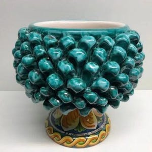 Grytlapp i tallkotte, Caltagirone, keramik, cm H.20 L.20, hantverksmässigt vattengrön dekorerad bas
