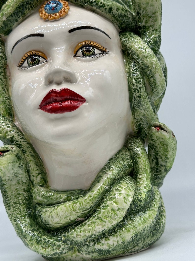 Testa Mitologica Medusa Ceramica Caltagirone cm H.38 L.25 Artigianale Verde - DD CERAMICHE SICILIANE