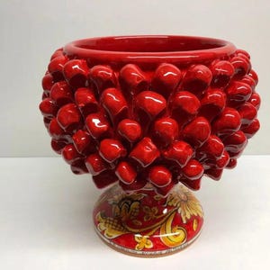 Grytlapp i tallkotte, Caltagirone, keramik, cm H.20 L.20, hantverksmässig röd bas, dekorerad lilja