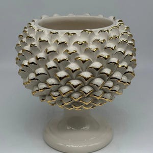 Grytlapp i tallkotte, Caltagirone, keramik, cm H.20 L.20, hantverksmässigt vit dekorerad bas