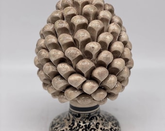 Caltagirone Keramik-Kiefernzapfen, 20 cm hoch, handgefertigter beigefarbener verzierter Sockel