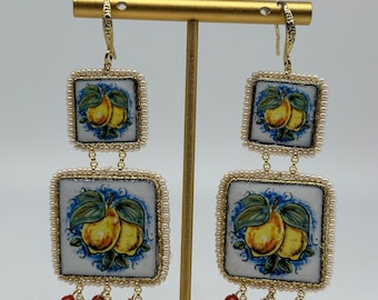 Pendientes de baldosas de cerámica de Caltagirone, marco blanco, piedras, perlas Decoración n.2