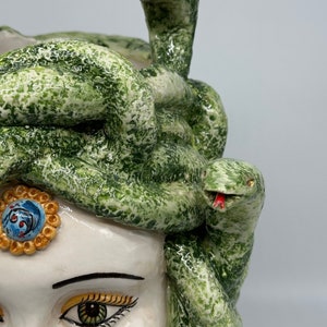 Testa Mitologica Medusa Ceramica Caltagirone cm H.38 L.25 Artigianale Verde - DD CERAMICHE SICILIANE