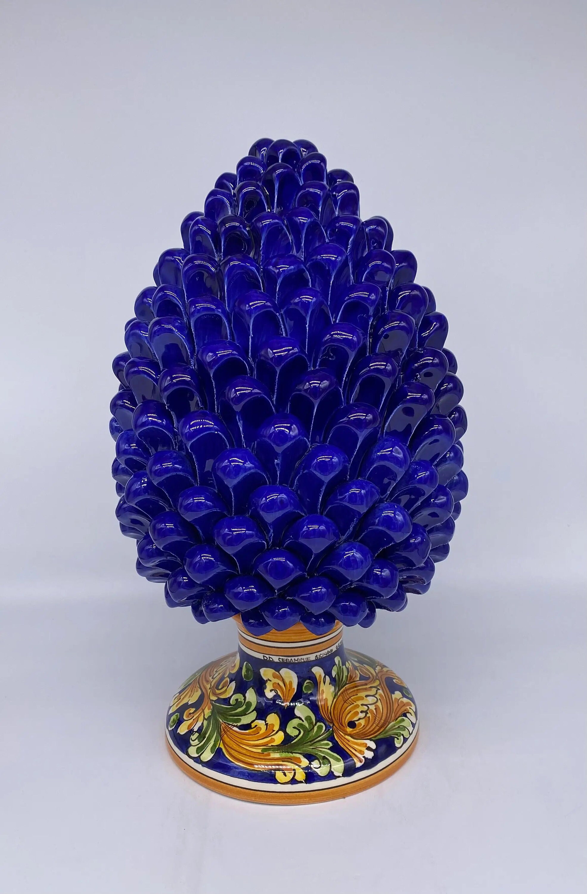 Caltagirone-Keramik-Tannenzapfen, cm H. 35, handwerklich blau dekorierter Sockel
