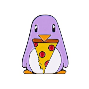 Könnte beinhalten: Ein lila Pinguin-Emaille-Anstecknadel, die ein Stück Pizza hält. Die Pizza hat einen gelben Boden, rote Peperoni und geschmolzenen Käse. Der Pinguin hat einen weißen Bauch, orangefarbene Füße und einen Schnabel sowie schwarze Augen.
