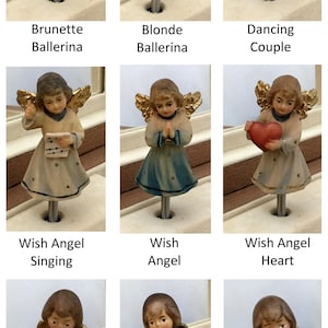 Op de afbeelding: Een verzameling miniatuurbeeldjes, waaronder ballerina's, een dansend stel en engelen. De beeldjes staan in verschillende poses, sommige houden voorwerpen vast zoals een hart of een puppy. De tekst op de afbeelding luidt "Brunette Ballerina", "Blonde Ballerina", "Dancing Couple", "Wish Angel Singing", "Wish Angel", "Wish Angel Heart", "Dream Angel", "Dream Angel Puppy" en "Dream Angel Heart".