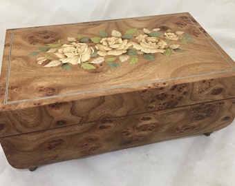 Caja de música de madera hecha a mano con forma de rosa. Elige la figura y la música de nuestra lista. Joyero musical de madera con figura en el interior.