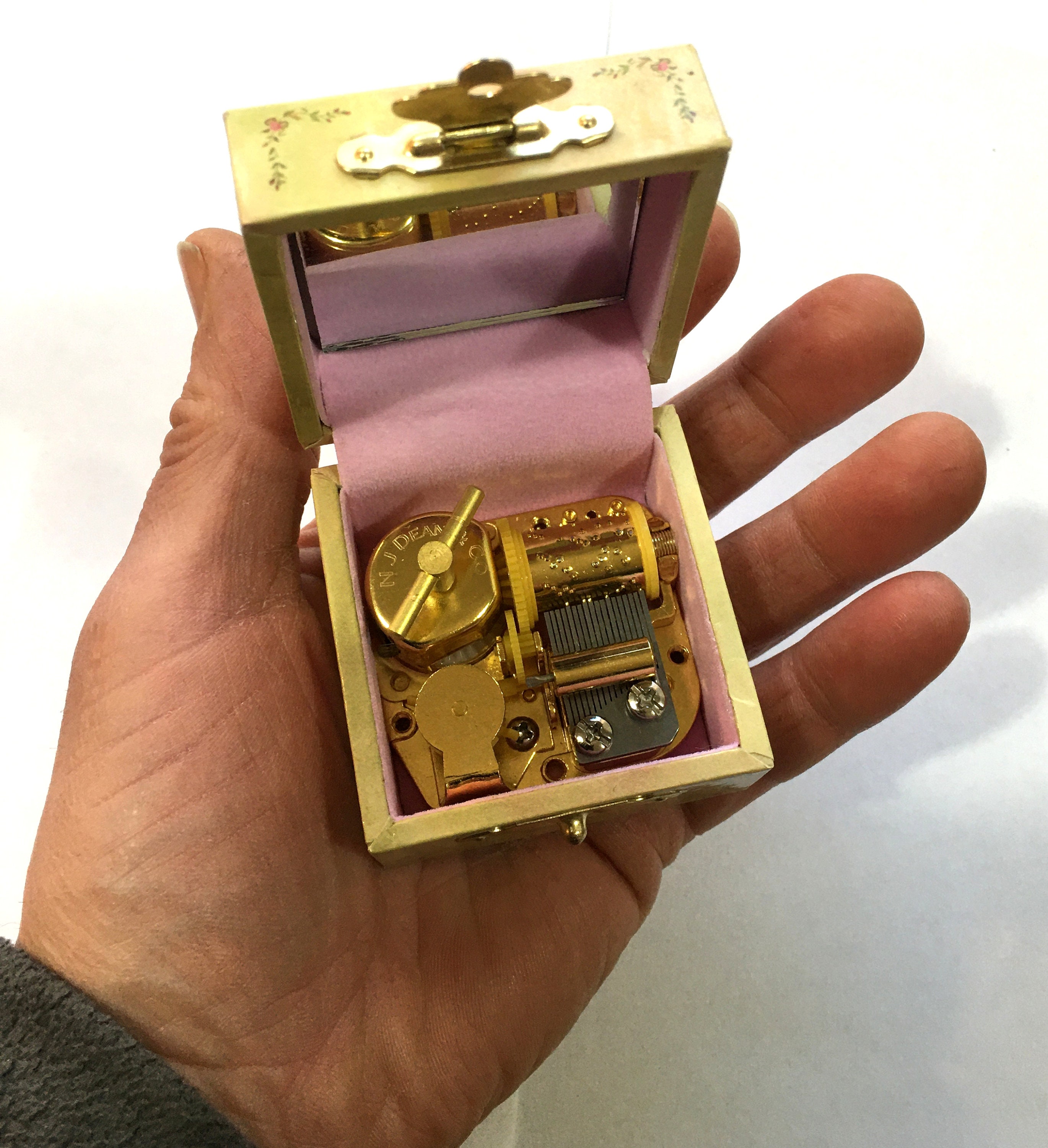 新品箱入り、コレクティブルミュージックボックス 動くバレリーナ木製オルゴール ミニチュア絵入りオルゴール、バレリーナオルゴール、内部に時計仕掛け