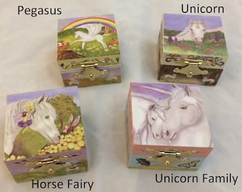 Boîtes à musique miniatures d’images de licorne, boîtes à musique de conte de fées, boîtes minuscules avec mouvement musical mécanique à l’intérieur.