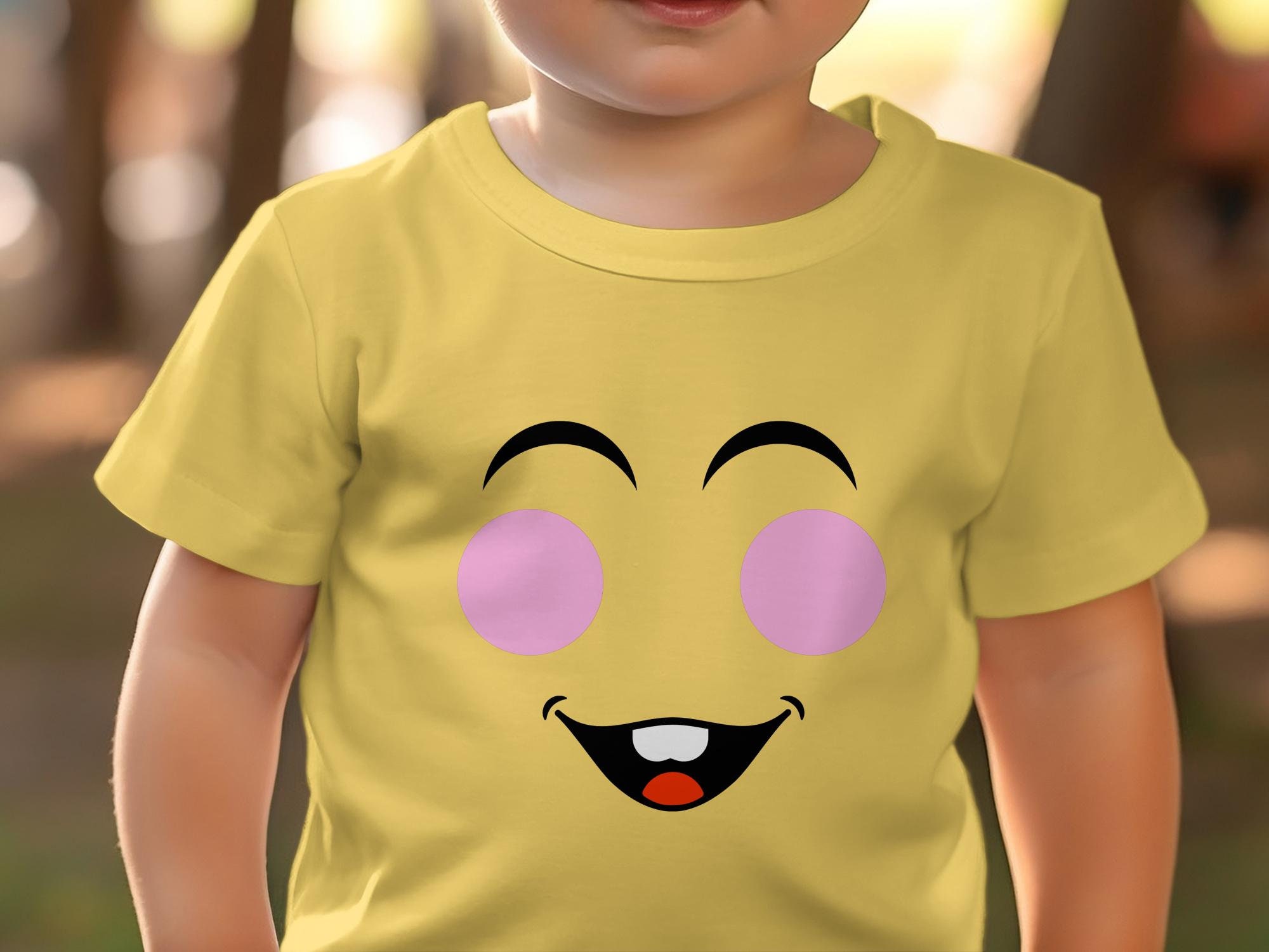 Foto De Stock Niño De Camiseta Amarilla Sonriente
