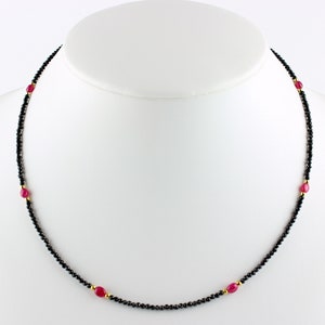 Precioso collar de espinela negra y rubíes, collar de piedras preciosas, collar de mujer de diseño rojo facetado, joyería de plata 925, regalo de 45 cm de largo