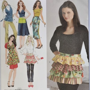 Simplicity 3752.  Apron pattern.  Full coverage apron pattern. Cobbler apron pattern.  Ruffled apron pattern.  Novelty apron pattern. Uncut