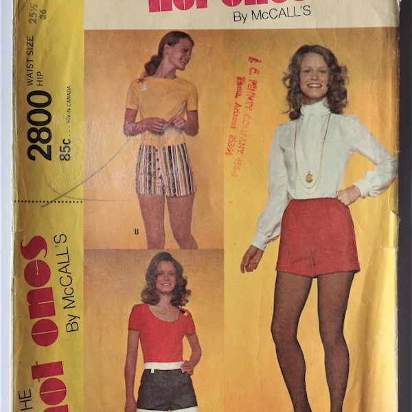 McCall's 2800.  Misses shorts pattern. Vintage 1971 short shorts pattern.  Vintage "hot pants" shorts pattern.  Waist 25.5". Uncut