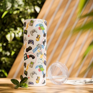 Vaso delgado para gamers de 20 oz con pajita → 12 h de calor y 24 h de frío → A prueba de fugas, compatible con portavasos → Regalo ecológico para gamers