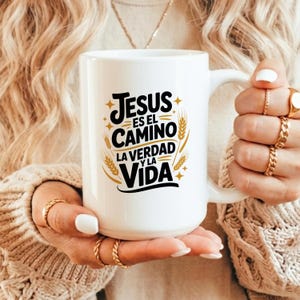 Personalized Jesus es el Camino Mug | Christian Faith Coffee Cup | Spanish Bible Verse Gift | La Verdad y la Vida Custom Mug