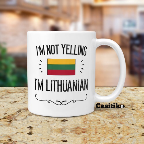 Cadeaux lituaniens drôles. Pas crier je suis lituanien Coffee Mug / Tumbler. Idée cadeau de tasse pour les hommes fiers / femmes comportant le drapeau de pays.