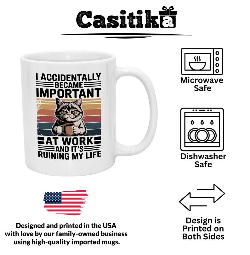 K&ouml;nnte beinhalten: Wei&szlig;e Keramik-Tasse mit Henkel, mit einer Katzenillustration, die eine Kaffeetasse h&auml;lt. Die Tasse tr&auml;gt den Text "I ACCIDENTALLY BECAME IMPORTANT AT WORK AND IT'S RUINING MY LIFE". Mikrowellen- und sp&uuml;lmaschinenfest.