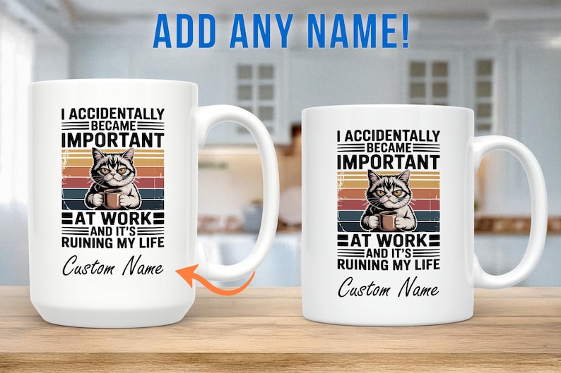 K&ouml;nnte beinhalten: Wei&szlig;e Keramik-Tasse mit Henkel, mit einer Katzenillustration und dem Text "I ACCIDENTALLY BECAME IMPORTANT AT WORK AND IT'S RUINING MY LIFE". Die Tasse enth&auml;lt Platz f&uuml;r einen individuellen Namen. Die Katze h&auml;lt eine Tasse.