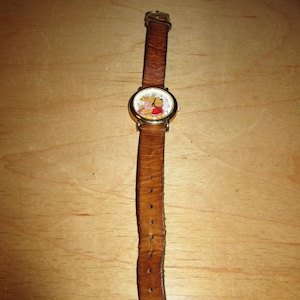 Reloj vintage coleccionable para niños de Winnie the Pooh con el logotipo de la marca en la parte posterior