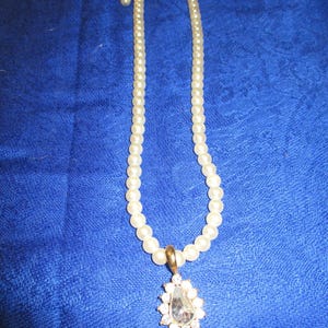 Pearl necklace with rhinestone pendant