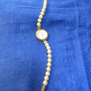 Avon one strand pearl and gold finish wrist watch 1990&#39;s
