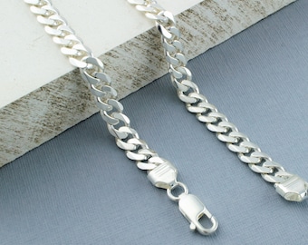 Op de afbeelding: Een zilveren curb chain ketting met een karabijn sluiting.