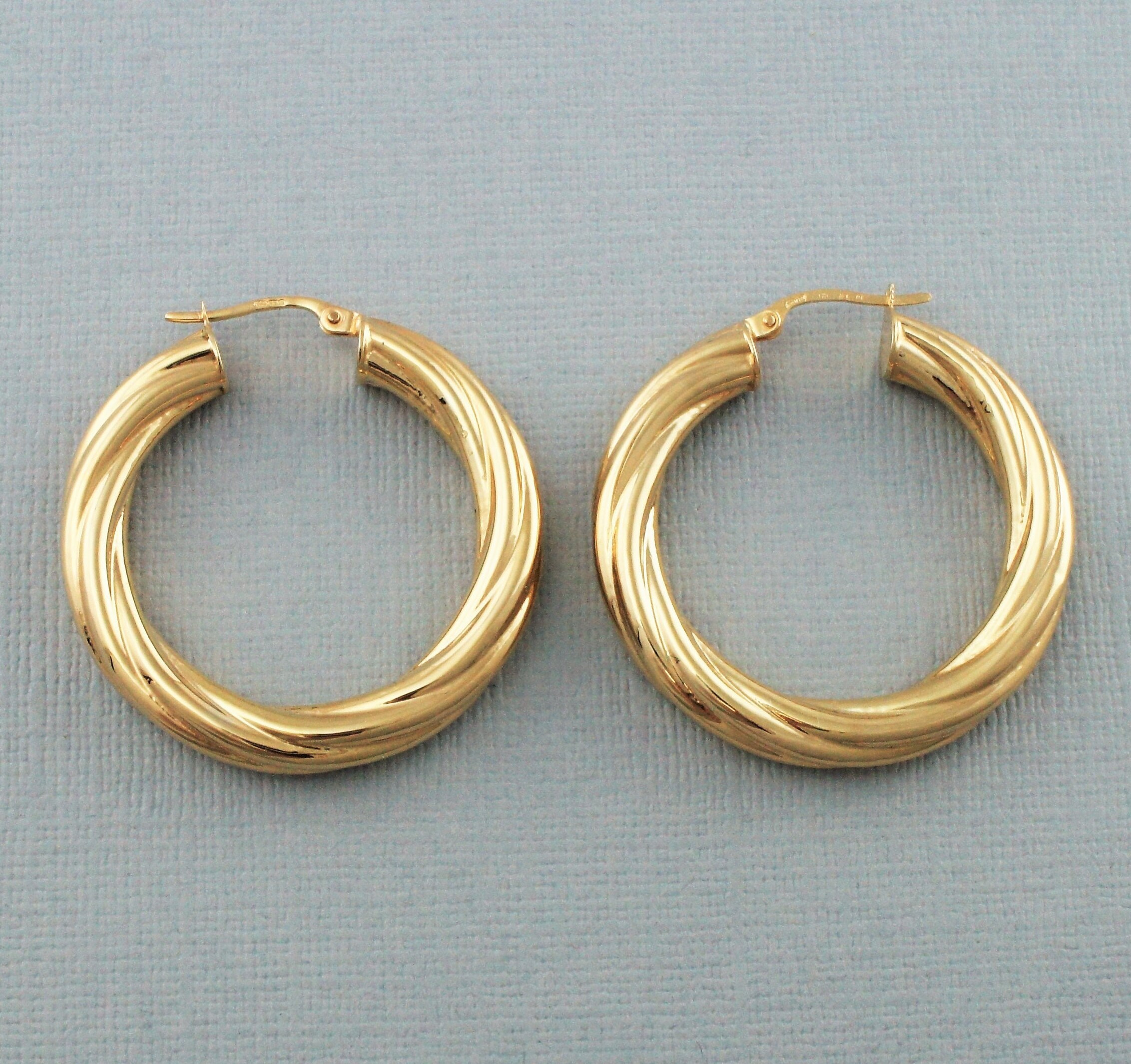 9 Karat Gold Gedreht Helix 7mm Creolen 26Ga Ring