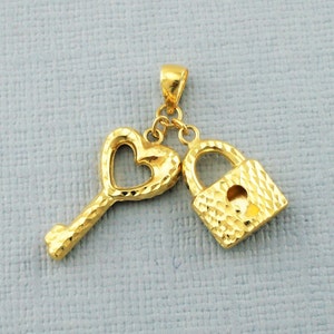 Colgante/dije de oro amarillo de 9 quilates con forma de llave y candado con corte de diamante