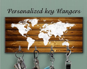 Hanger de clé, porte-clés de mur, cadeau de valentines, organisateur de clé de mur, porte-clés de carte du monde, signe affligé, cadeau de voyageur, décor rustique en bois