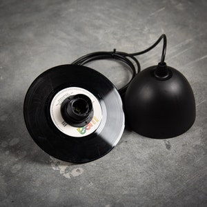 Lampe à suspension rétro pour disque vinyle Noir dimensions 7 po, 10 po, 12 po. Éclairage unique recyclé. Ampoule non incluse image 7