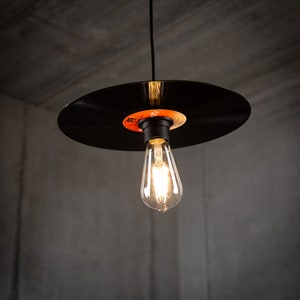 Lampe à suspension rétro pour disque vinyle Noir dimensions 7 po, 10 po, 12 po. Éclairage unique recyclé. Ampoule non incluse 12inch LP (~30cm)