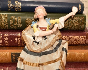 Almofada de alfinetes de chapéu de porcelana antiga: Senhora com espelho, vestido