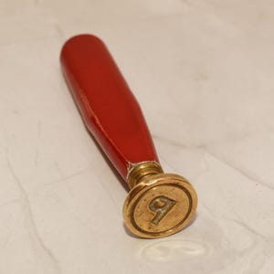 Sello de escritorio antiguo - Encantador sello con la inicial P de pie