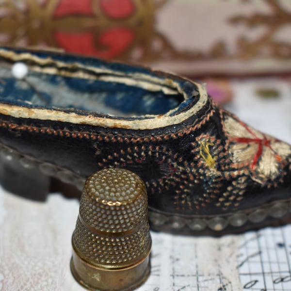 Chaussure coussin à épingles antique - Superbe chaussure à talon géorgienne Thimble Store Notion