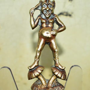 Antik Messing Zauberpilz Pixie, Vintage Fliegenpilz Goblincore Dekor, 1920er Jahre Exmoor Folklore Knopf Haken Werkzeug