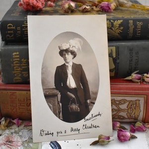 Postal de fotografía original victoriana - Encantadora tarjeta antigua con dama con plumas y pieles