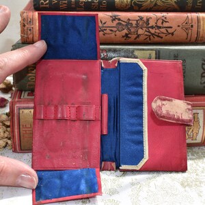 Etui victorien en cuir marocain - Magnifique étui pliant antique en soie bleue avec outillage décoratif exquis