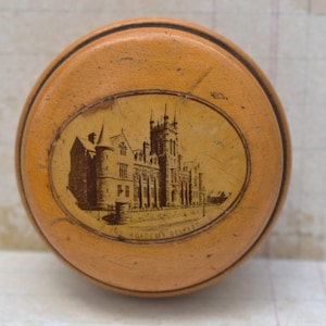 Caixa de bugigangas Mauchline vitoriana: lembrança da Academia de Belfast