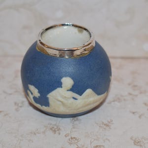 Jasper Ware Pot mit silbernem Rand - Wunderschöner 1906 Edwardian Salz / Tintenbrunnen mit klassischen Charakteren