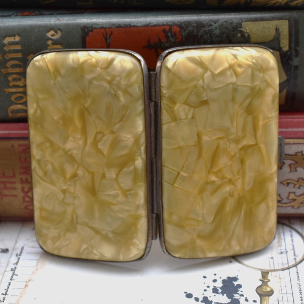 Celluloid Zigarettenetui Lovely Original Art Deco Creme marmoriert mit Metallumrandungen